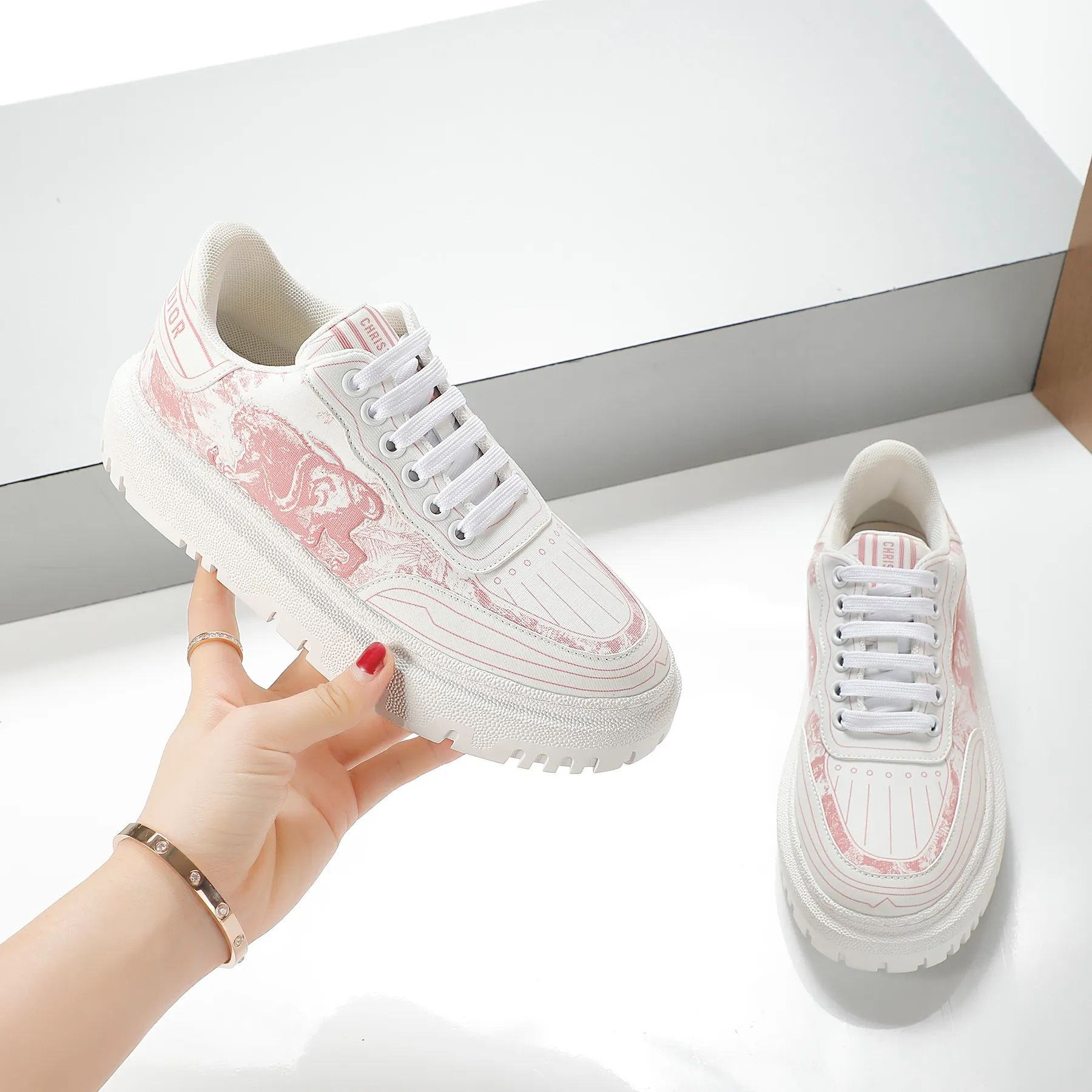 👟👟Ex-factory price 460👟👟 2021ssDior casual white shoes, the same style as the ready-to-wear series 1️⃣Original mold opening 2️⃣Original cowhide➕Breathable mesh lining 3️⃣TPU evacuation outsole 4️⃣Injected latex sheepskin feet 5️⃣Full package at the counter Code number 35-40 (41 can be customized)